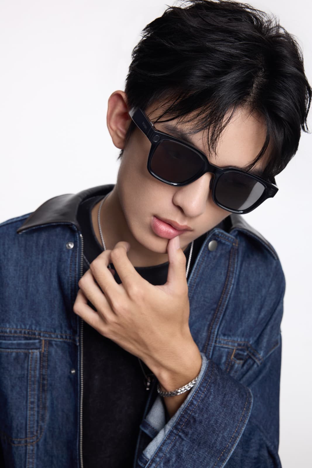 Очки BOLON AI Glasses с тёмными линзами на модели