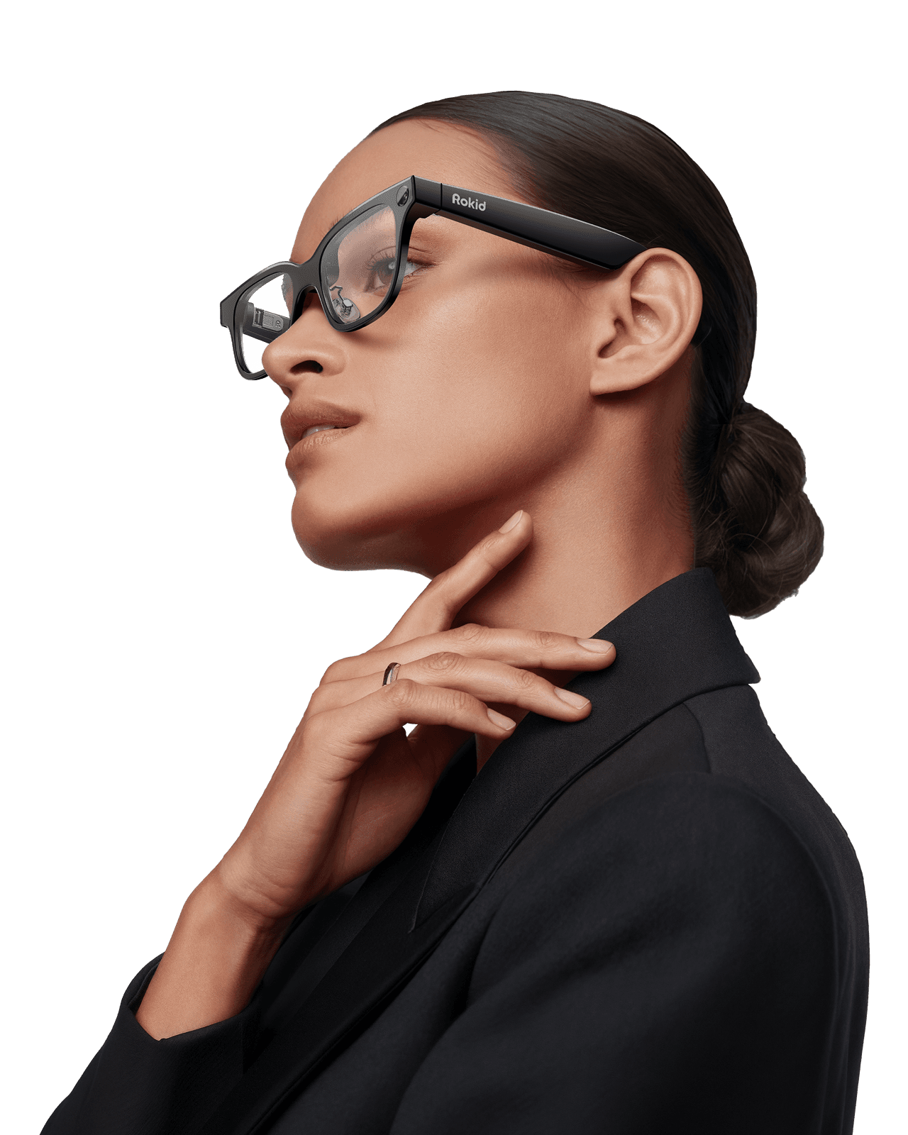 Девушка в умных очках Rokid Glasses, вид сбоку